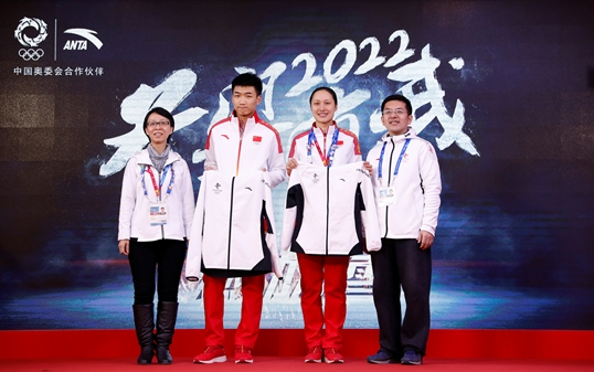 　　北京冬奥组委法律事务部部长李富莹（左一）和北京冬奥组委市场开发部副部长王禹（右一）向中国速滑队员高亭宇、张虹赠送北京2022特许商品