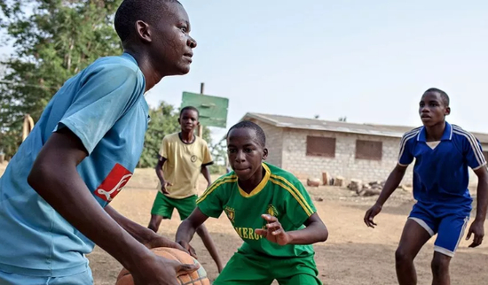 因为姆巴-阿-穆泰和恩比德，足球国家喀麦隆开始流行篮球。