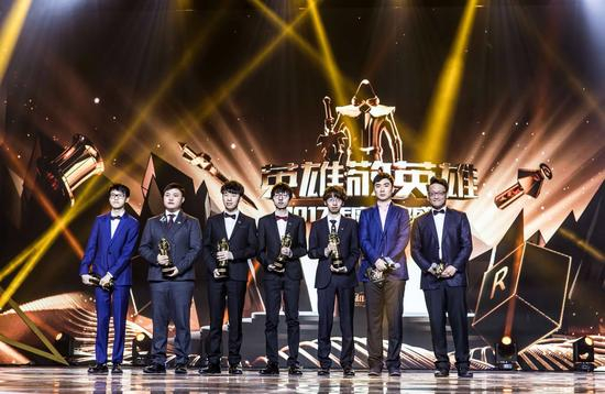 右起957（上单）、Mlxg（打野）、Xiaohu（中单）、Uzi（ADC）、Meiko（EDG）