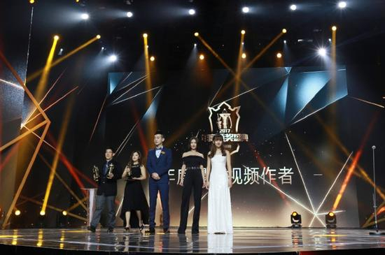 年度最佳视频作者：小苍（右1）、Miss（右2）、蛋蛋（右3）