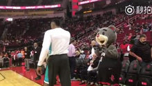 视频-火花跟火箭熊 这两个逗比场上竟然打起来了！