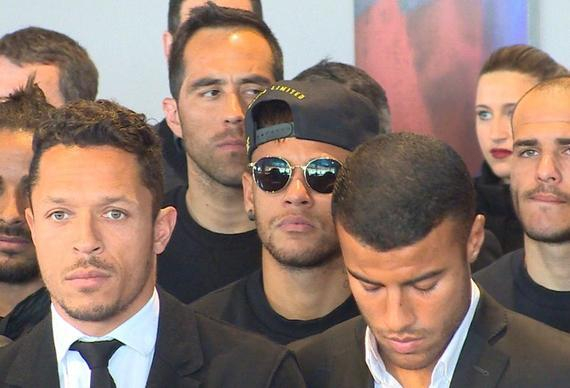 克鲁伊夫的追悼会上，他格格不入