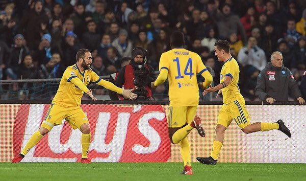 伊瓜因庆祝进球