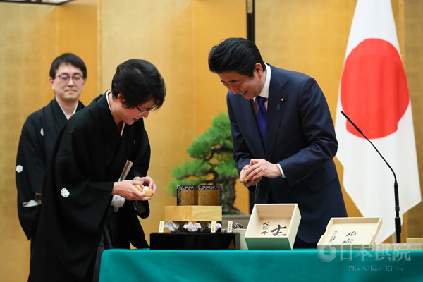 井山裕太回赠安培首相围棋棋具