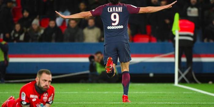 18 14:48:30 国际足球 巴黎让对手门将怀疑人生 卡瓦尼庆祝的背影图里