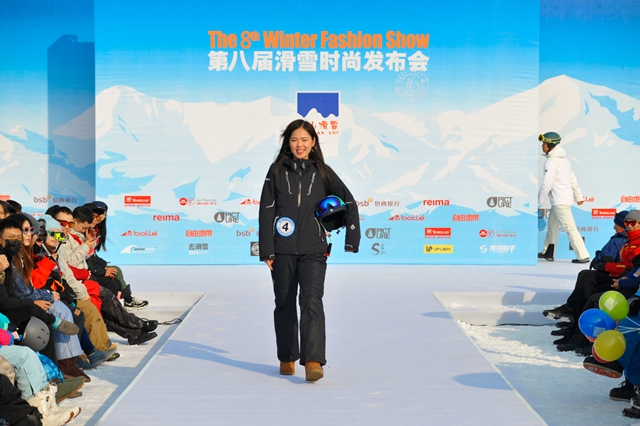 2017年南山雪地女超模 何玉 演绎探路者雪服和bollé头盔、雪镜