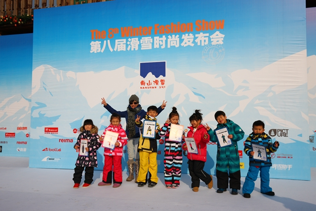 Reima亚太区商务总监 Ann Leong女士 为7名儿童小超模颁发证书