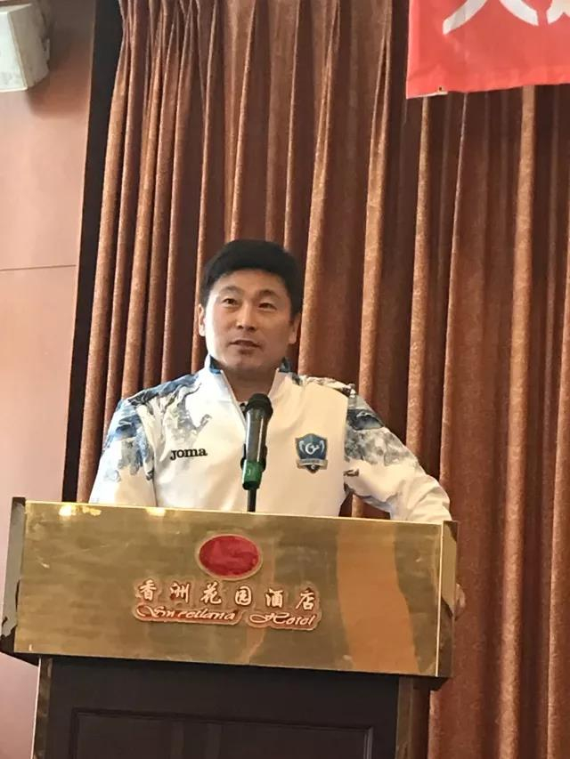 （踢球时期中国第一个效力于阿根廷博卡青年队的球员）