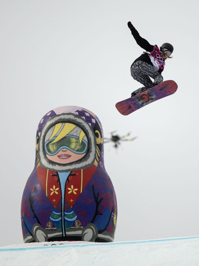 　　图为2014年2月9日，芬兰选手卢卡耶尔维在2014年索契冬奥会单板滑雪女子坡面障碍技巧比赛中角逐——费茂华摄