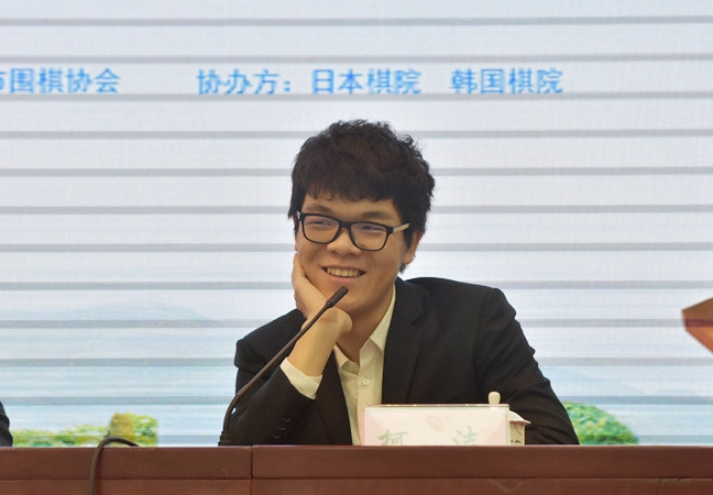 发布会上的柯洁九段神采奕奕