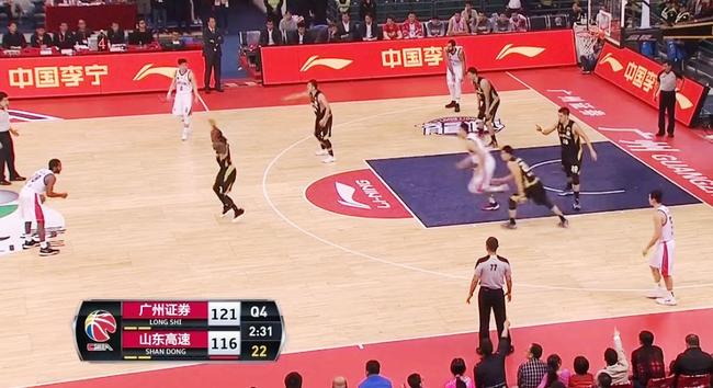 弗格在前场运了很长时间球，24秒计时器却一直停留在22秒，劳森急得跳脚。