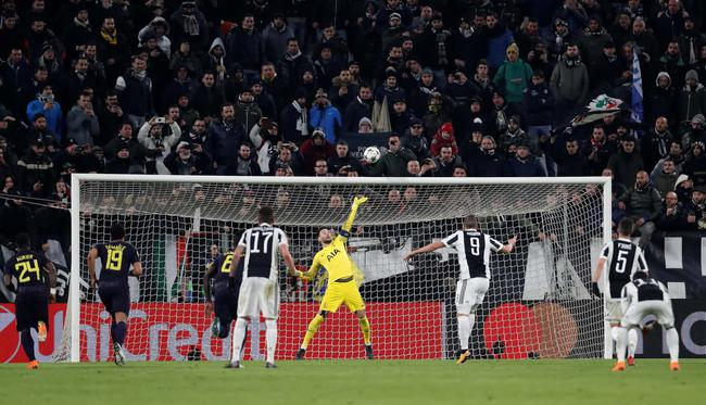 伊瓜因点球中楣