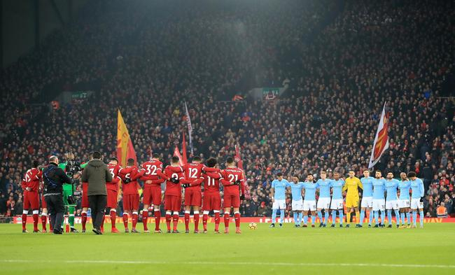 双方赛前为刚刚去世的前利物浦门将汤米-劳伦斯鼓掌默哀