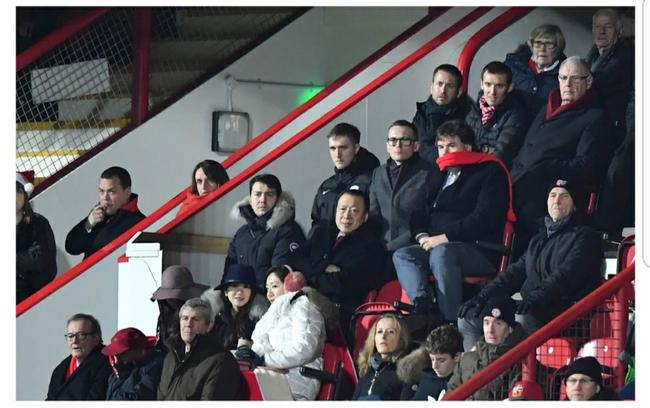 洪宏佳主席观看巴恩斯利比赛