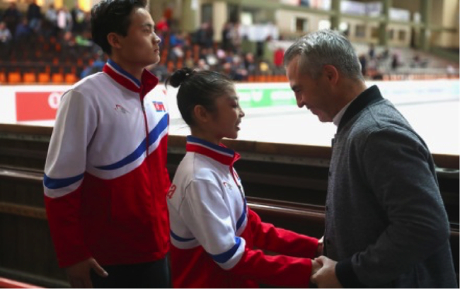 马克特教练在训练上要求严格，但为人亲切和蔼