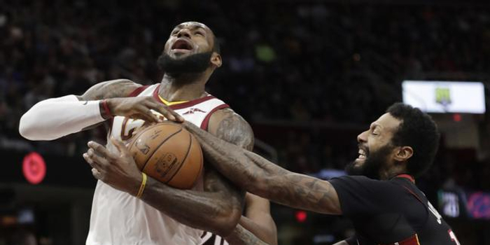 詹皇24分小刺客打铁 骑士扑灭热火守住东部第