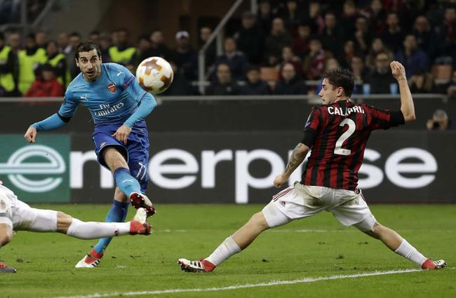 姆希塔良打中横梁