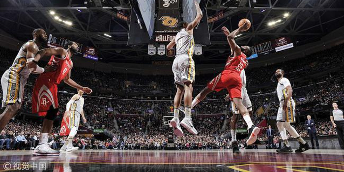 哈登打铁詹皇准3双 火箭32分血虐骑士本季横扫