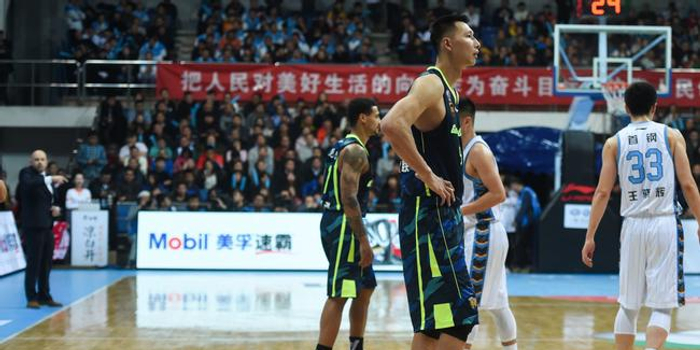 从争议判罚到绝杀时刻欧文NBA直播完整呈现球员情绪波动与竞技韧性