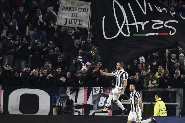 伊瓜因庆祝第2球