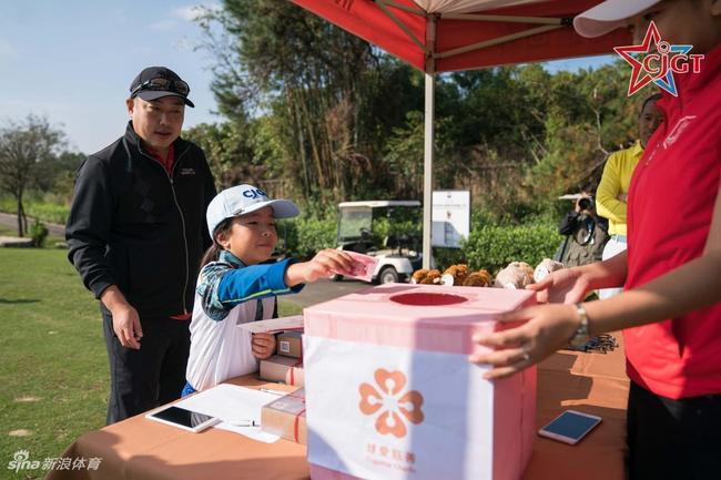 刘国梁陪女儿为慈善捐款