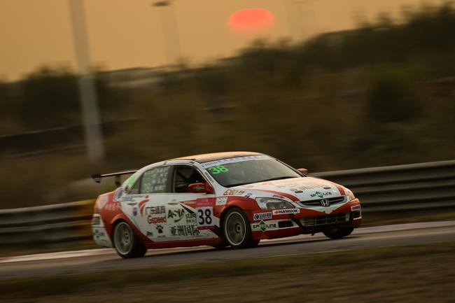 女车手林立参加肇庆12小时耐力赛