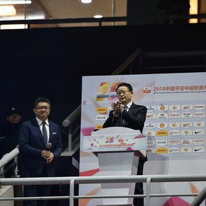 上海海港补时连入两球击败山东泰山领跑积分榜