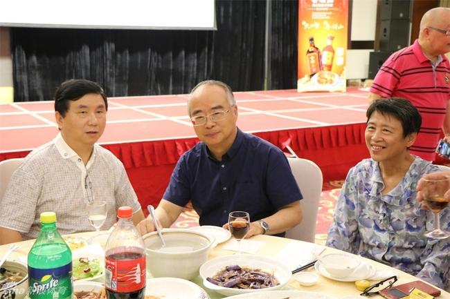 饭桌上的黄建初