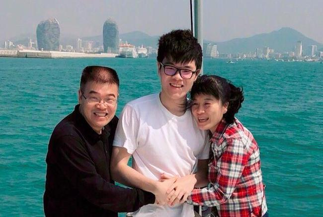 柯洁的两位“助理”