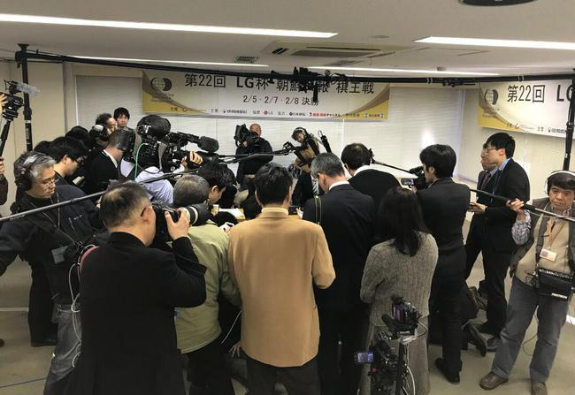 媒体团团包围井山裕太