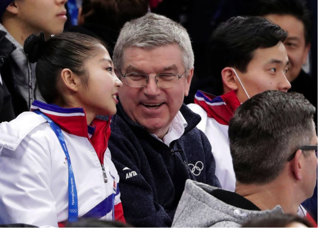 朝鲜组合与国际奥委会主席巴赫一起观看比赛