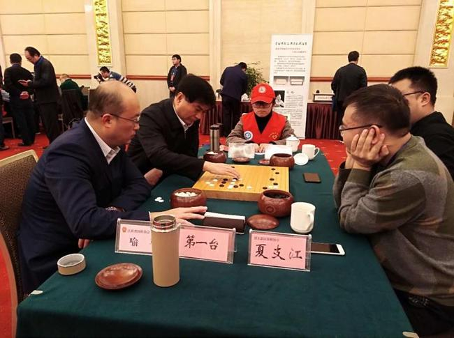 　　江西省人大常委会原副主任、江西省围棋协会名誉主席洪礼和与江西省围棋协会秘书长喻平在鹰潭参加2017全国围棋协会双人赛期间关注着辜梓豪的棋局