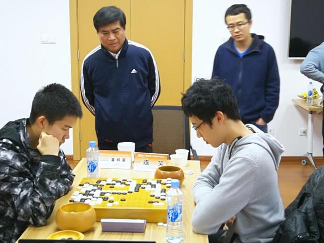 江西围棋协会名誉主席洪礼和观看比赛