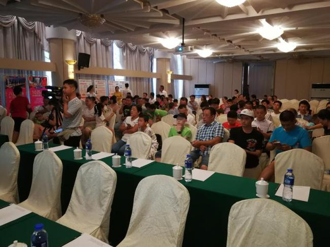 江西棋迷在听围甲的挂盘讲解