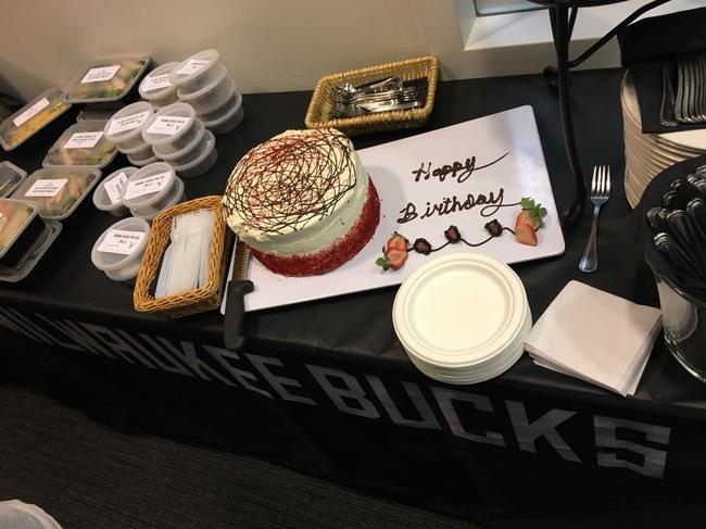 雄鹿官方给字母哥准备的蛋糕