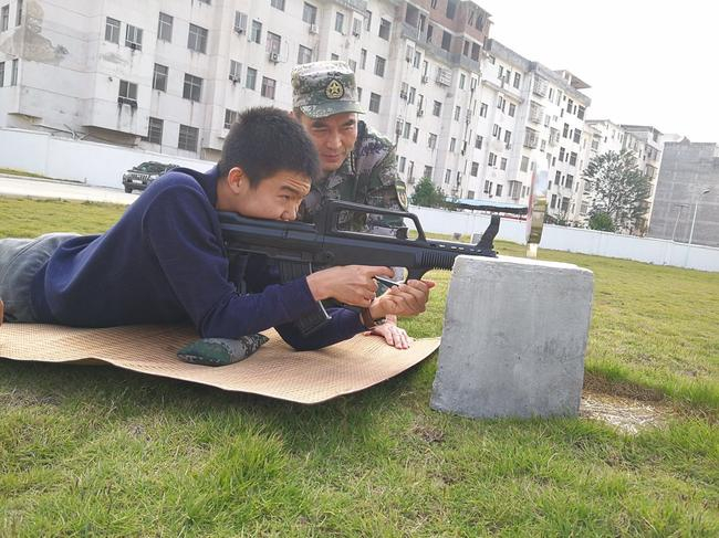 赣州军分区政委陈庆阳指导辜梓豪射击