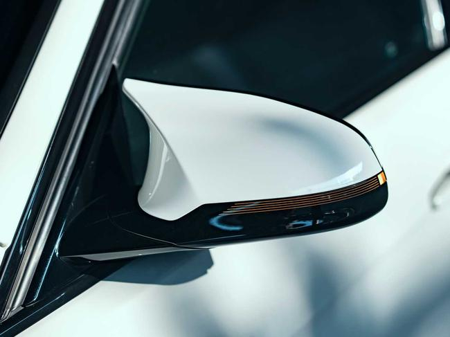 外后视镜将M3（F80）上的原厂件移植了过来。