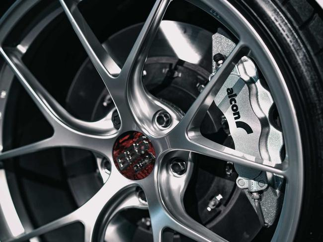 RI-D轮圈和Alcon制动卡钳都选用了干净的素色。