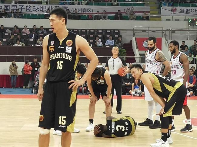 最后一次回看录像，是判断这次劳森倒地前，广州队有没有违体犯规。