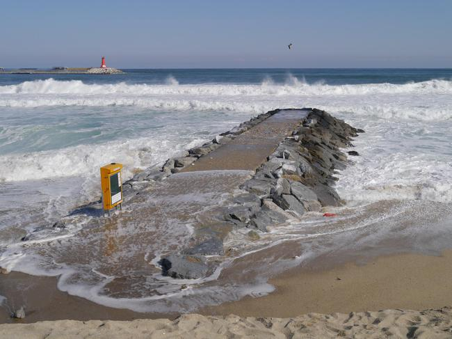 海浪确实太大，冲上鬼怪拍摄地的防波堤