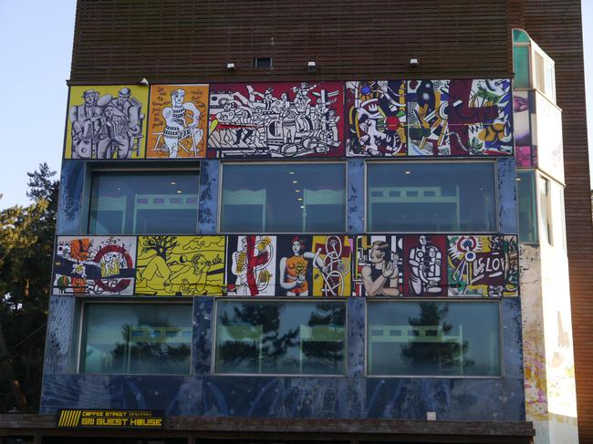 咖啡店外墙上的涂鸦