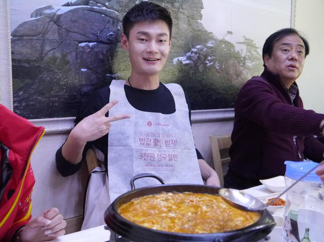 戴上可爱的围兜兜，飞人也太卡哇伊了