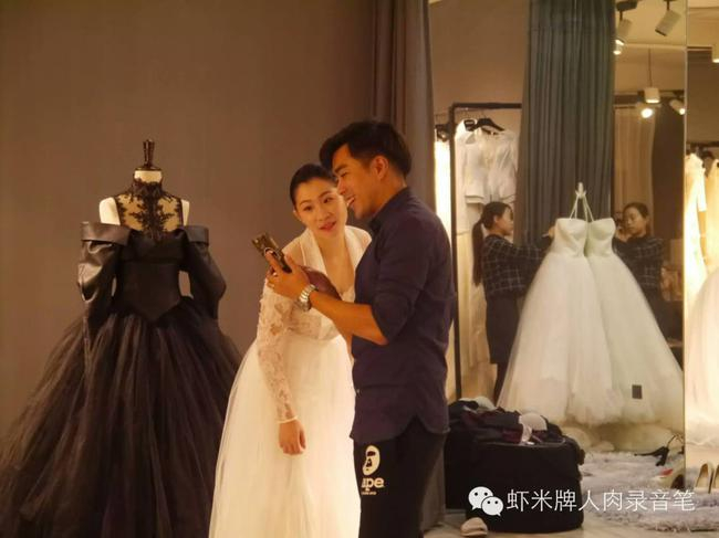 都灵冬奥会双人滑亚军张丹与未婚夫挑选婚纱