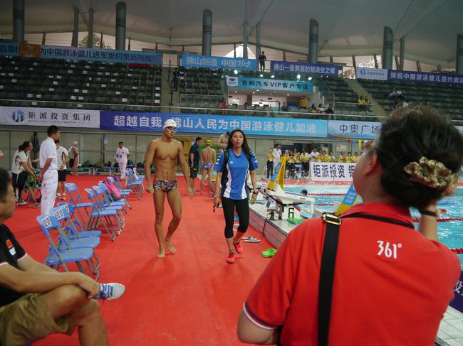 齐晖看到这张图时笑了，说果然是一个教练带出来的，和宁泽涛走路的姿势都是一样一样的