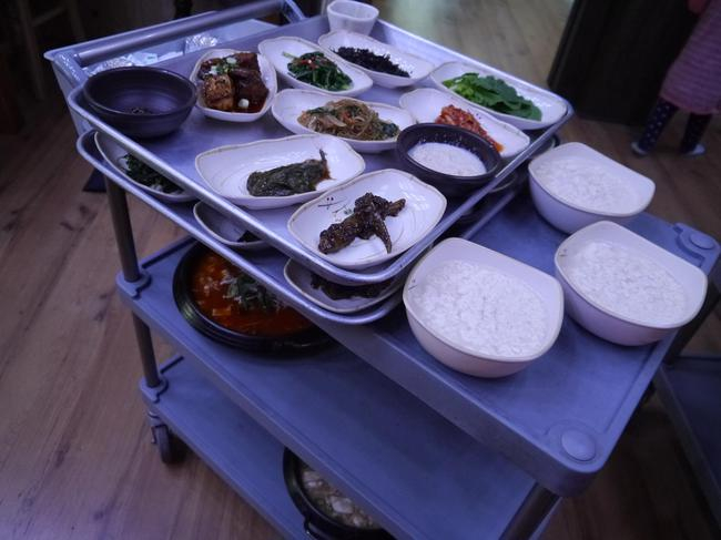 由于配菜小料多，服务员直接用推车送餐