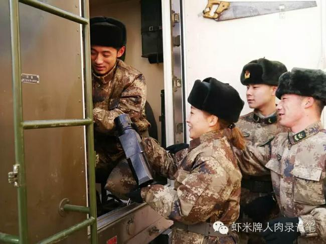 在丹东军训时的乒乓球奥运冠军张继科与刘诗雯