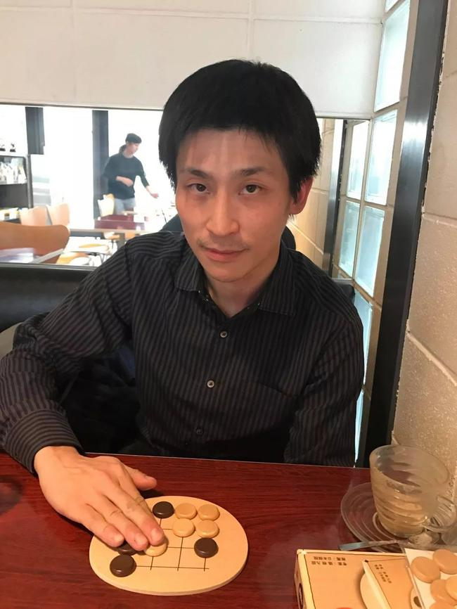 在21世纪的日本，有一位公然和“种族歧视”进行斗争的男人。