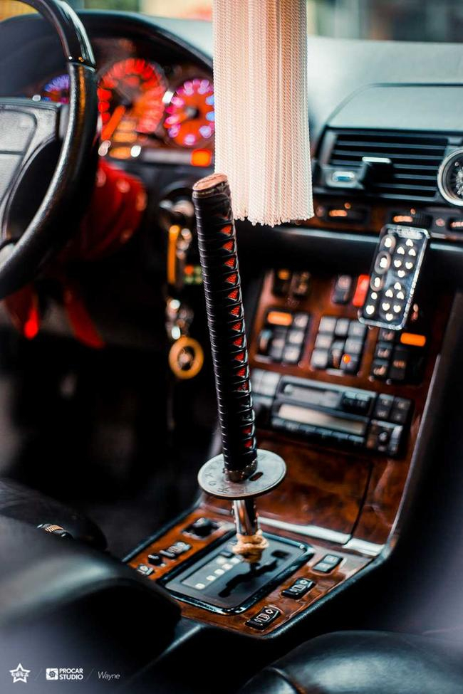 限量版的桃木仪表，彩色的背光显得那么有新意