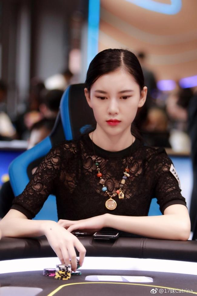 宝髻松松挽就，铅华淡淡妆成&nbsp;十七妹