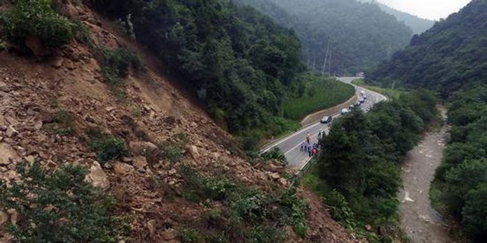 244国道宝鸡段发生塌方交通受阻 路政部门正在清理